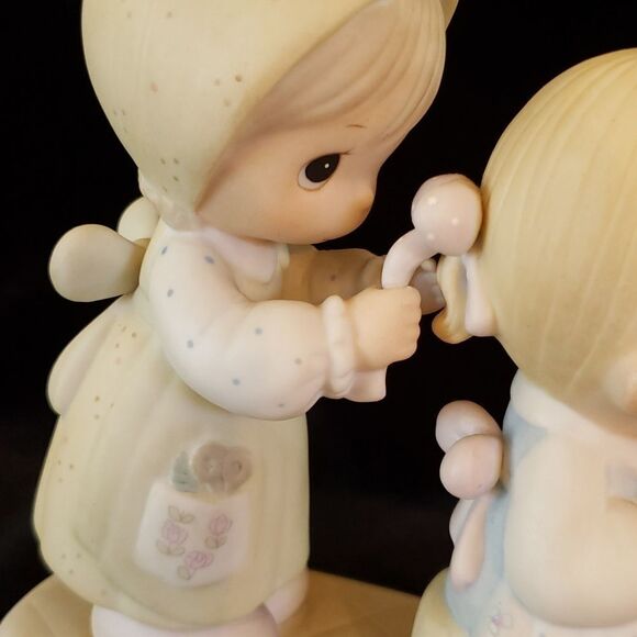 Vintage Precious Moments Porcelain Figurine 1983 "To a Very Special Sister" - Picture 7 of 11